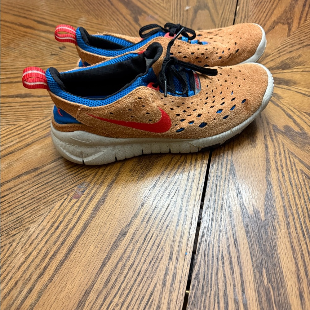 Nike Free Trail 5.0 Tan and Red Sneakers with Blue Accents